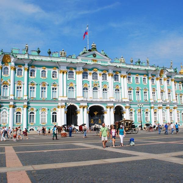 Пешеходная экскурсия "Семейные тайны дома Романовых" с экскурсией в кладовую Эрмитажа